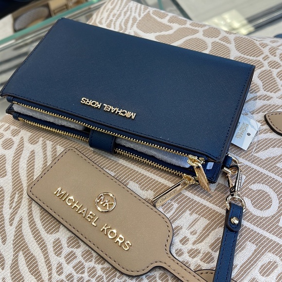 MICHAEL KORS LARGE DOUBLE ZIP WRISTLET WALLET PHONE CASE 
Navy 
NWT - Picture 8 of 16